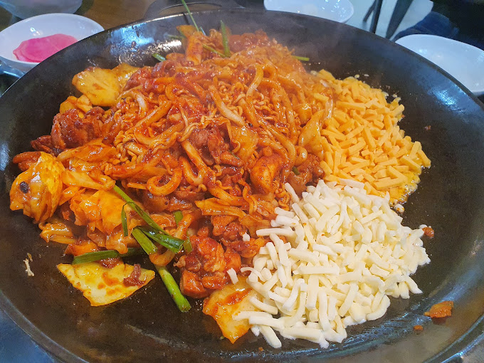 korean food spicy cheese dakgalbi